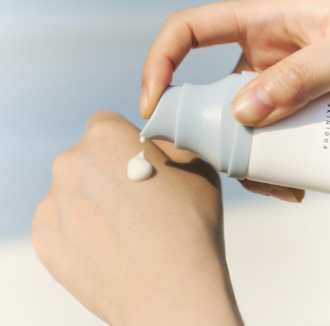 SKIN1004 - Madagascar Centella Hyalu-Cica Water-Fit Sun Serum SPF50+ PA++++ - Nawilżający Krem Przeciwsłoneczny - 50ml